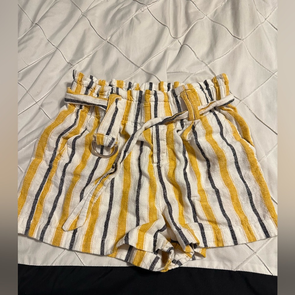 Women’s striped shorts with belt